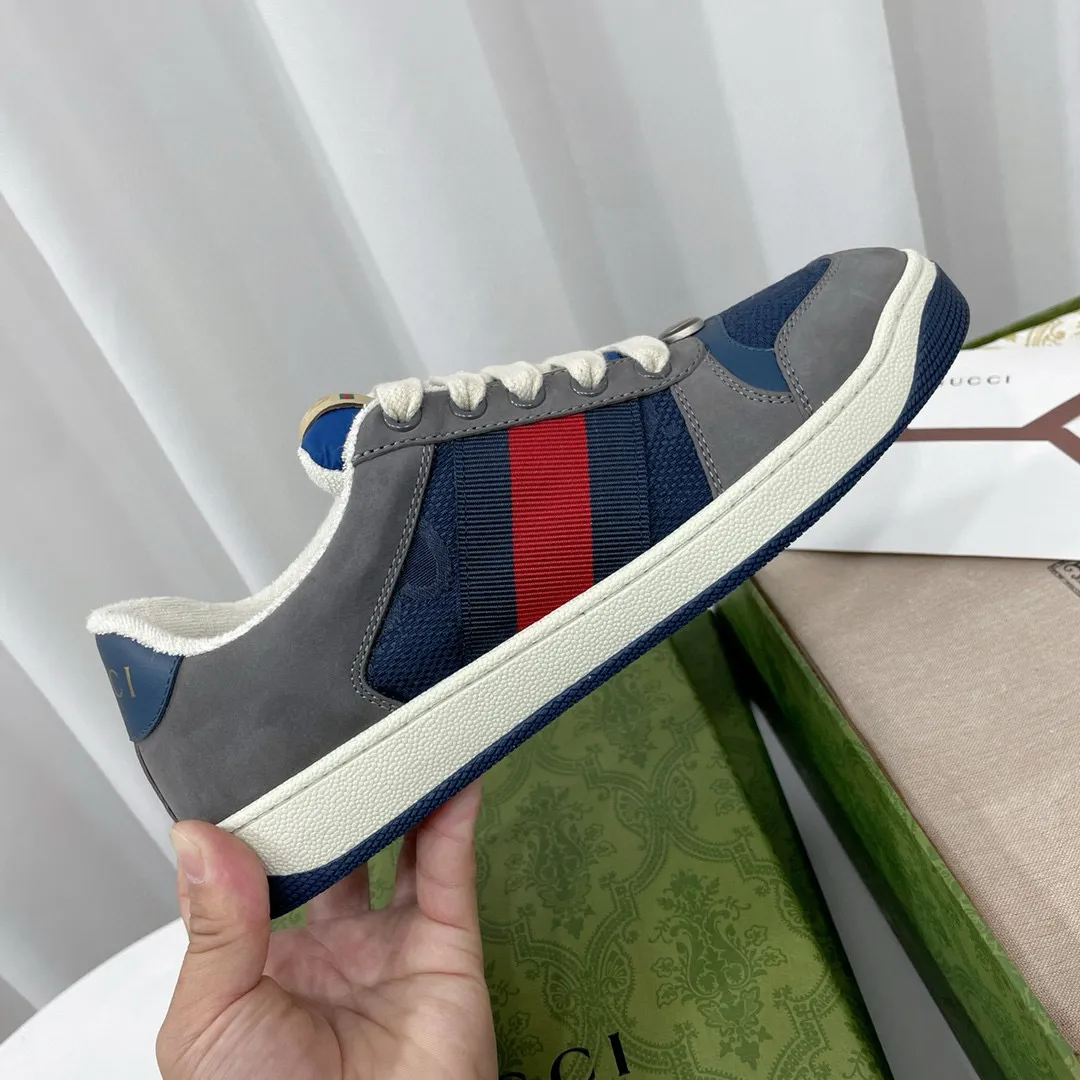 Ex-factory price: 540💰 GUCCI Gucci's newly upgraded back cover lining, top-notch old dirty shoes, classic casual sports shoes for couples, retro sneakers and old G family dirty shoes, updated at the counter simultaneously! ①The shoe upper has the same water-based edge coating process as the original version⚠️The ordinary oil edges on the market have a strong glue feel and are easy to fall off! Grade A first-layer nubuck leather (with pores)/matching computer embroidered double G cloth, high-density terry velvet lining. ② A PVC transparent small round mark sealing line is added to the details of the midsole. The mold is opened six times and the jewelry craftsmanship is used to customize the two-color double G buckle, striving to be the same as the original version. A pair of buttons is more than three times more expensive than ordinary buckles on the market. ③An old two-color washable label, the chip is placed on the outer waist of the right foot, the entire shoe is completely hollowed out with rubber technology, TUP material (rubber to distinguish the market) with the latest green packaging from the counter, 3D printed handbag, and a pair of shoelaces. There is no pressure when entering and exiting the counter. You can buy a 1:1 accurate replica of the original version and modify and upgrade it repeatedly. The details are perfectly restored, the materials are all customized, and they are truly top-notch. Please look at the details clearly to identify the quality. Upper: First-layer frosted cowhide/embroidered double G cloth. Lining: original high-density velvet lining. Foot pads: original pearlescent sheepskin. Outsole: private molded vacuum TPU material. Packaging: original top-grade full set packaging at the counter. Shoe size: women's size 35-40, men's size 39-44 (men's size 38, 45🉑️customized, non-returnable)